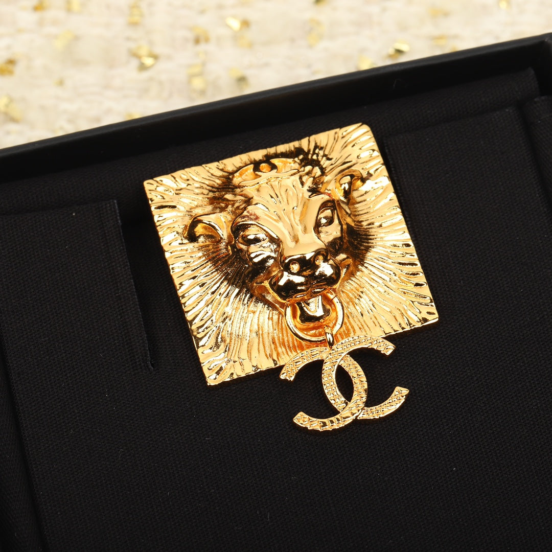 Chanel Tiger 18K Gold Brooch product image 1, provided for visual reference and product detail review