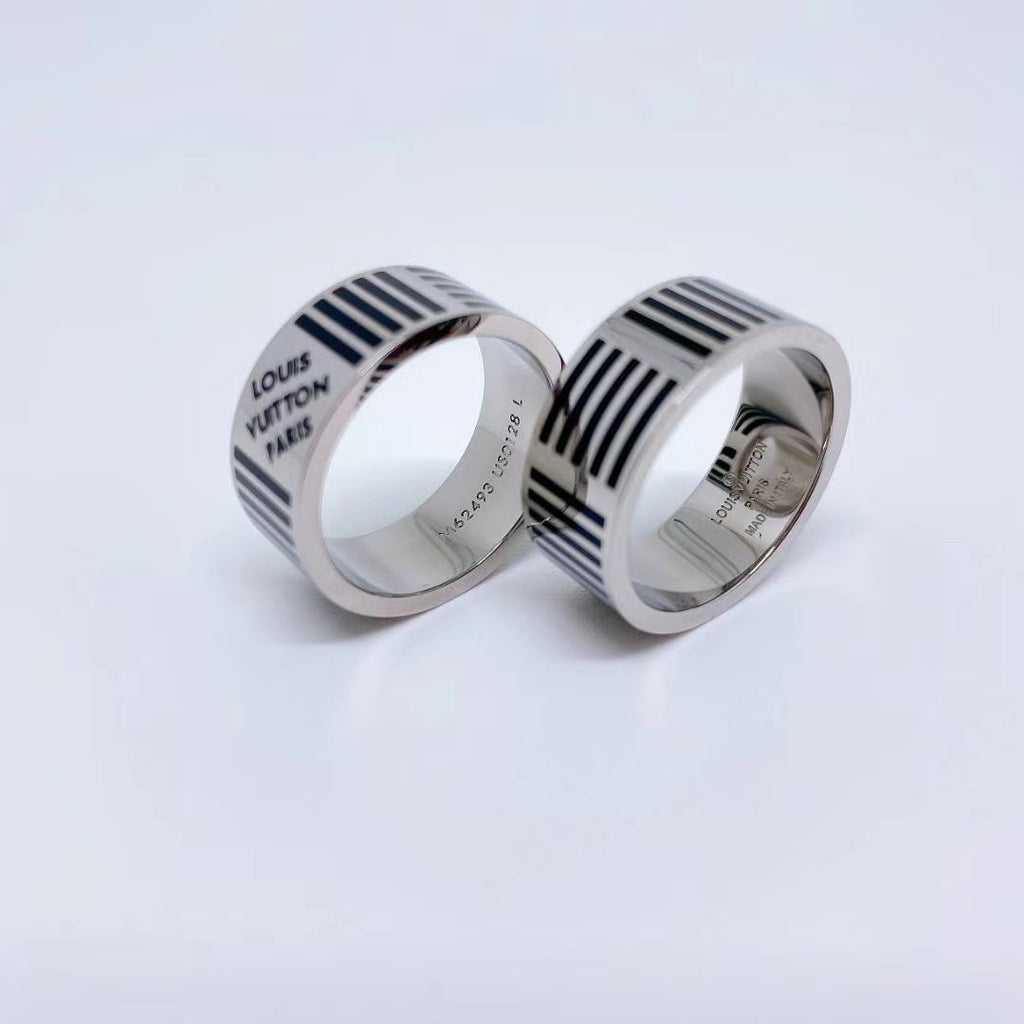 Louis Vuitton Damier Black 18K Gold Ring product image 3, provided for visual reference and product detail review