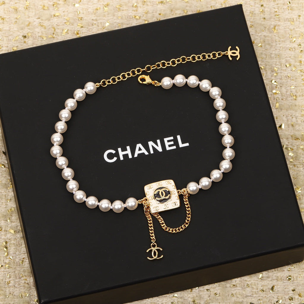 Chanel Pearls Choker 18K Gold Necklace product image 1, provided for visual reference and product detail review