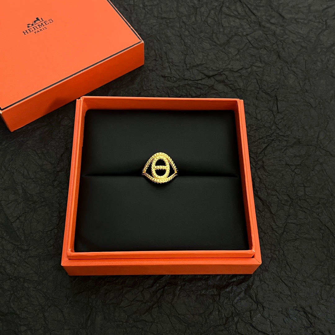 Hermes Chaine D'Ancre Danae Medium 18K Gold Ring product image 2, provided for visual reference and product detail review