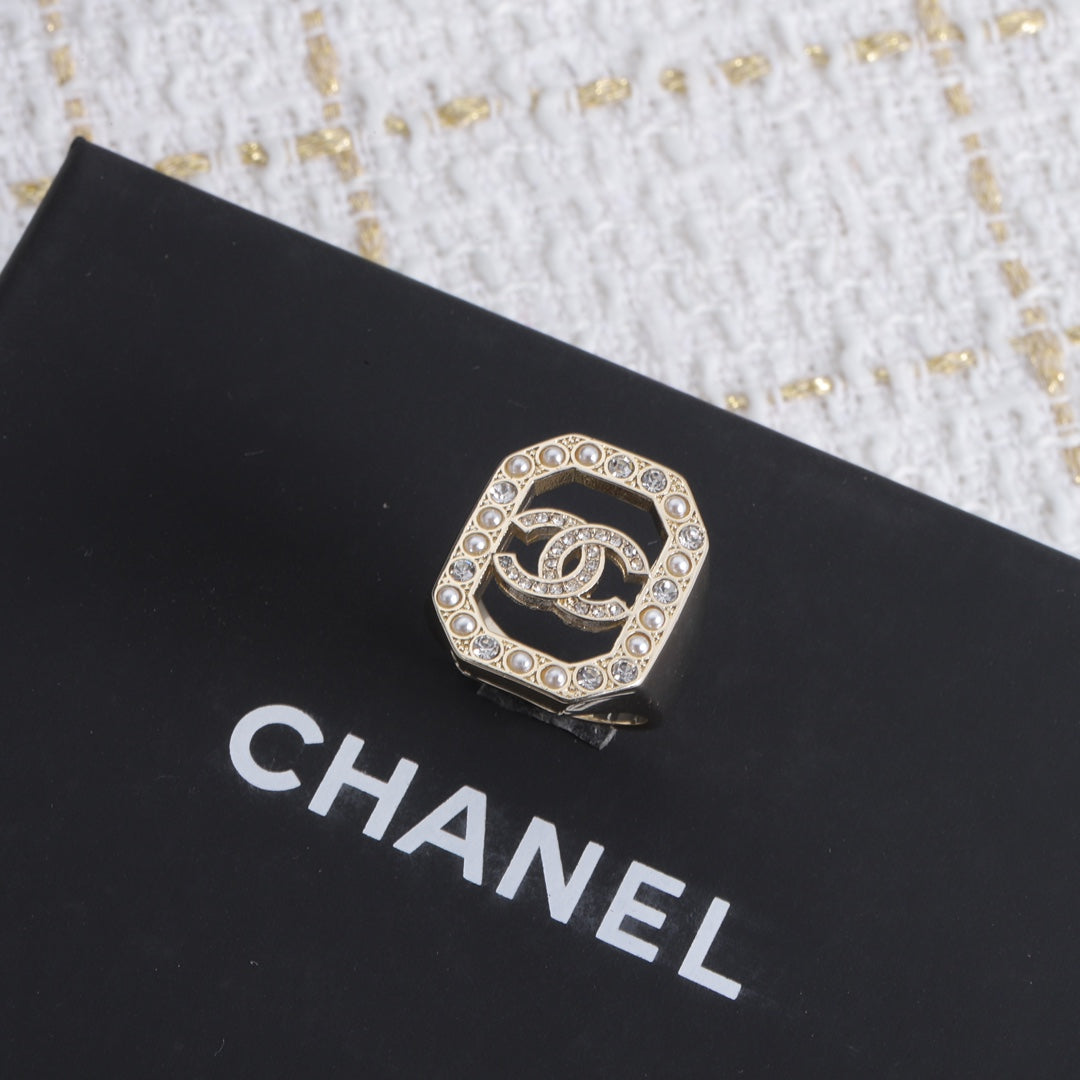 Chanel Diamonds 18K Gold Ring product image 5, provided for visual reference and product detail review