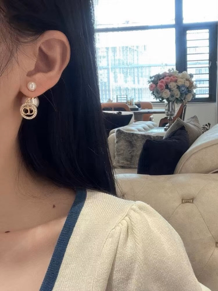Dior Tribales Pearl 18K Gold Earrings product image 2, provided for visual reference and product detail review
