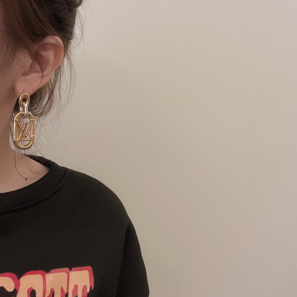 Louis Vuitton My Everyday Chain 18K Gold Earrings product image 3, provided for visual reference and product detail review