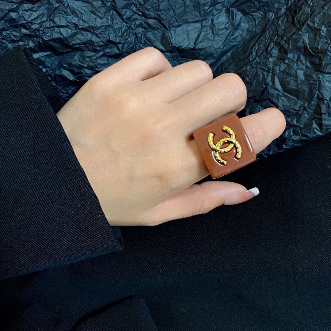 Chanel Vintage Red 18K Gold Ring product image 5, provided for visual reference and product detail review