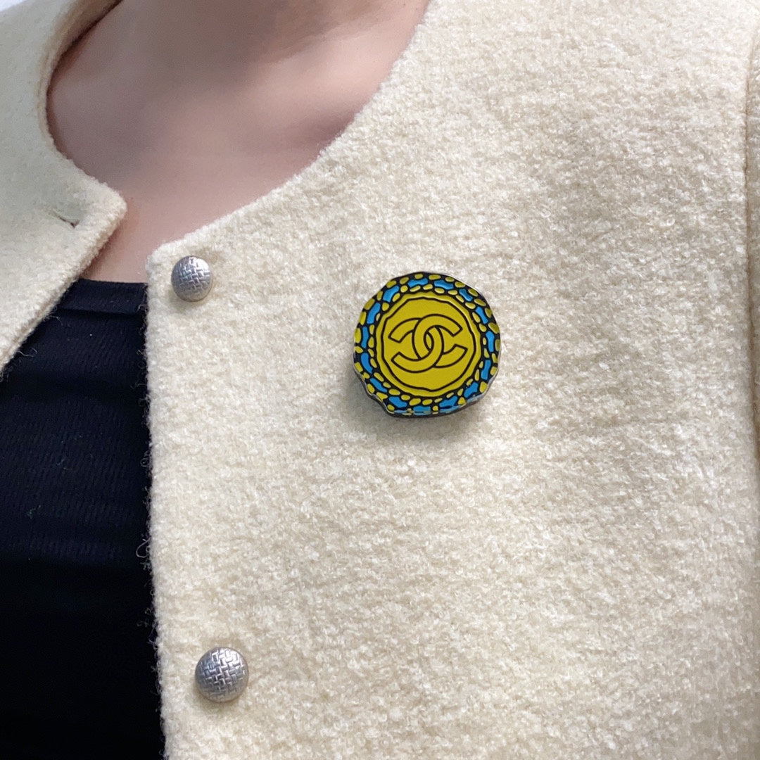 Chanel Color 18K Gold Brooch product image 2, provided for visual reference and product detail review