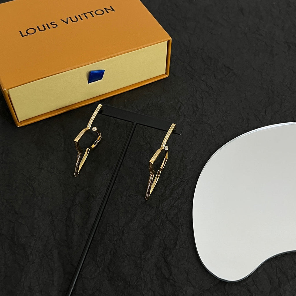 Louis Vuitton Debuts Blossom 18K Gold Earrings product image 2, provided for visual reference and product detail review