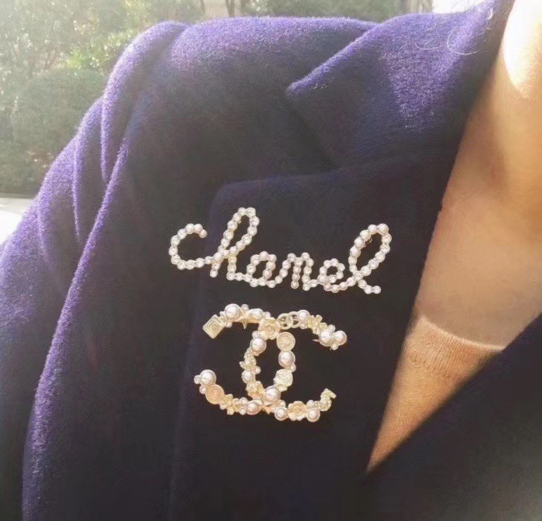 Chanel Pearls 18K Gold Brooch product image 2, provided for visual reference and product detail review