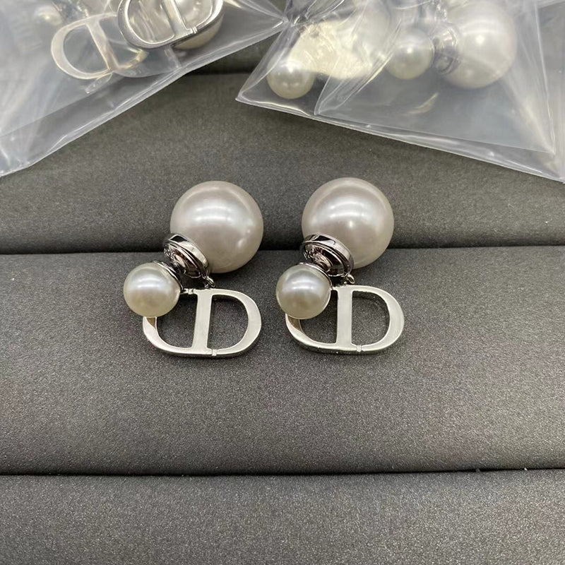 Dior Petit Pearl 18K Gold Earrings product image 4, provided for visual reference and product detail review