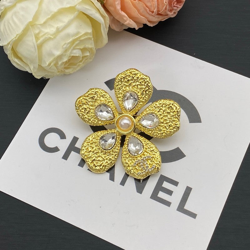 Chanel Pearl Gold 18K Gold Brooch product image 4, provided for visual reference and product detail review
