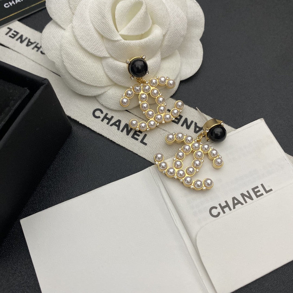Chanel Pearl Pendant 18K Gold Earrings product image 4, provided for visual reference and product detail review