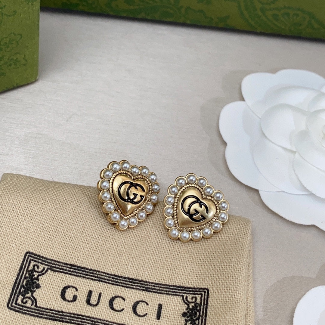 Gucci Double Heart Pearl 18K Gold Earrings product image 5, provided for visual reference and product detail review