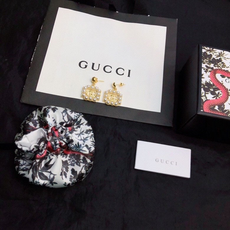 Gucci Double Square Pearls 18K Gold Earrings product image 2, provided for visual reference and product detail review