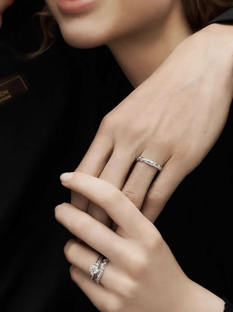 Louis Vuitton Damier Diamonds 18K Gold Ring product image 2, provided for visual reference and product detail review