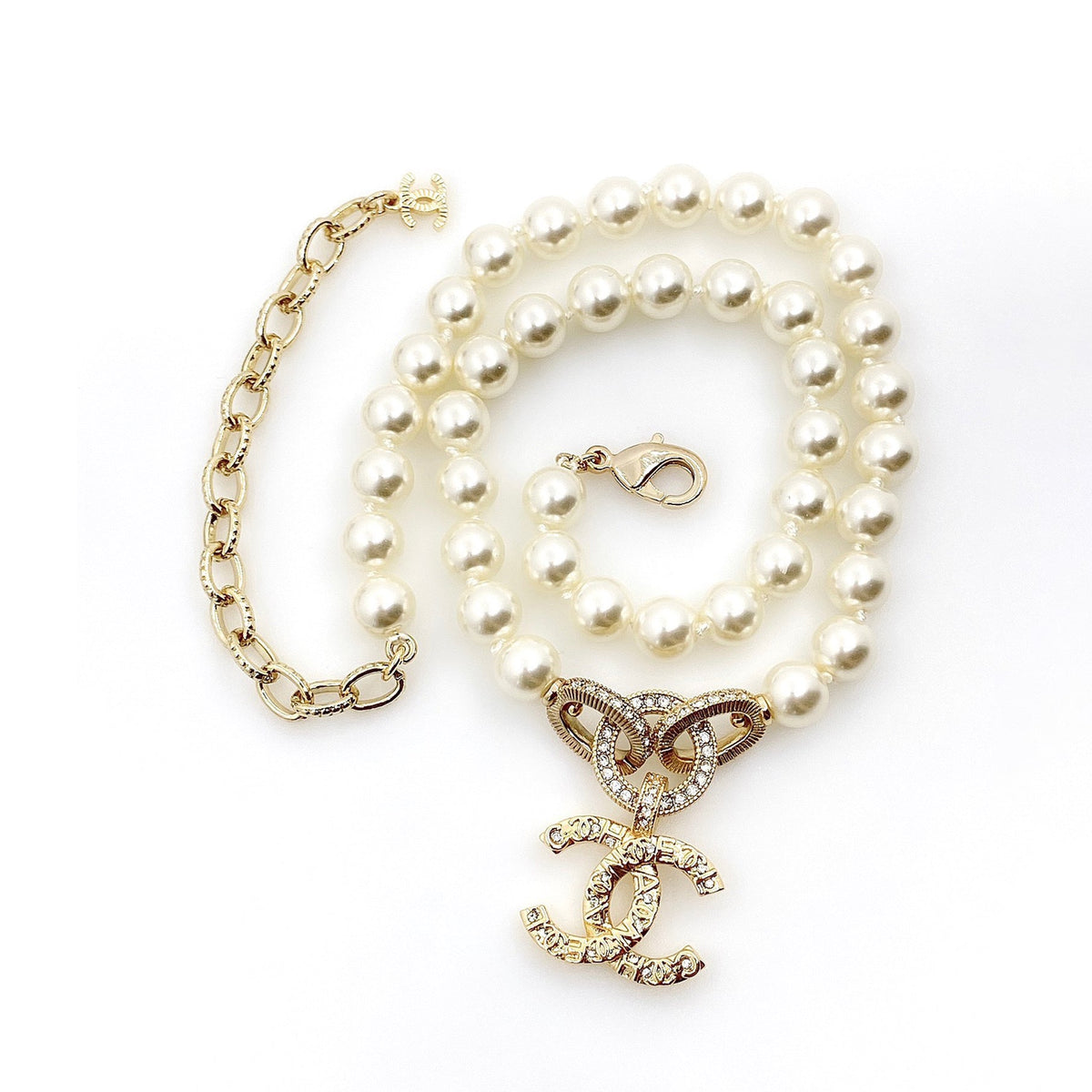 Chanel Pearls Choker 18K Gold Necklace product image 1, provided for visual reference and product detail review