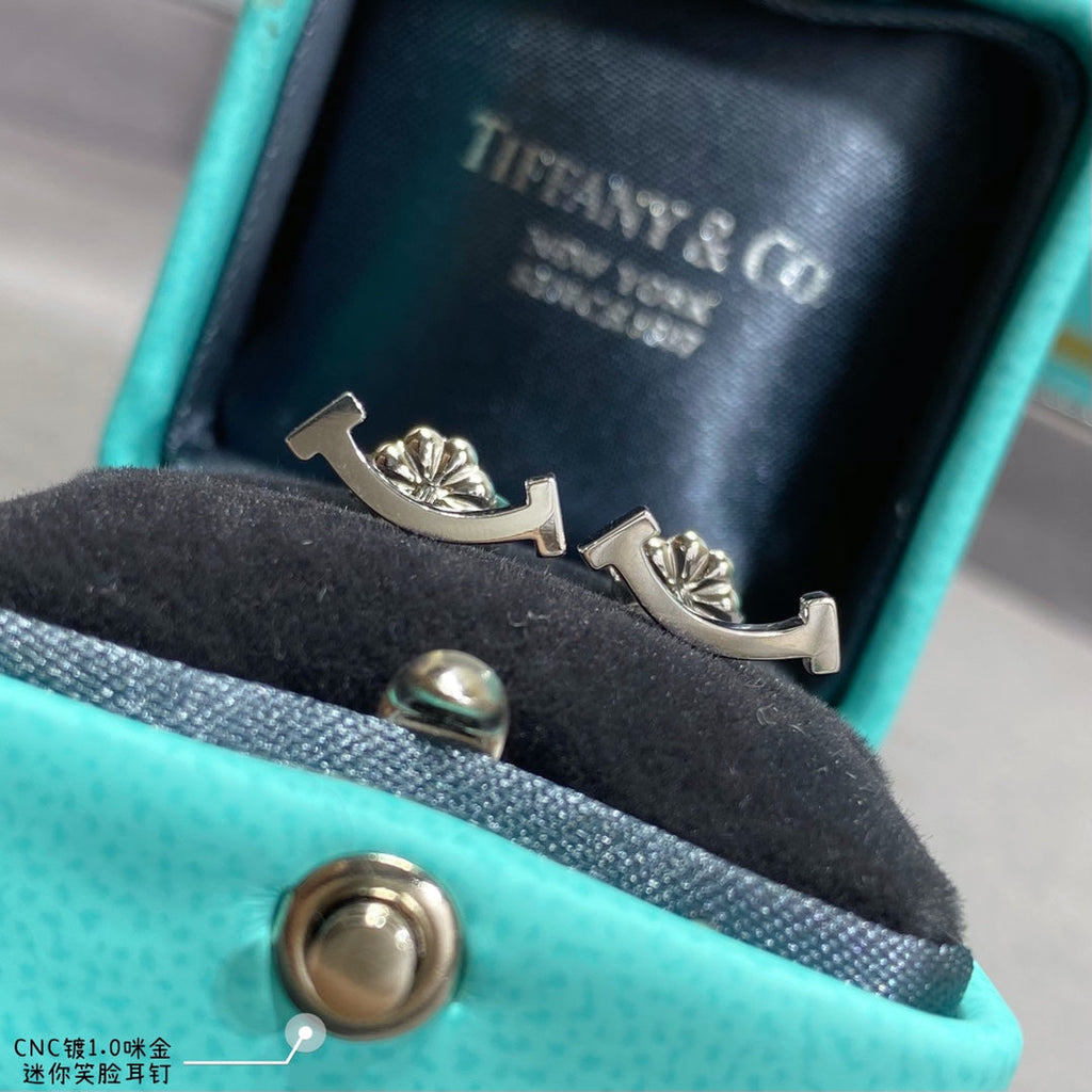 Tiffany Smile 18K Gold Earrings product image 6, provided for visual reference and product detail review