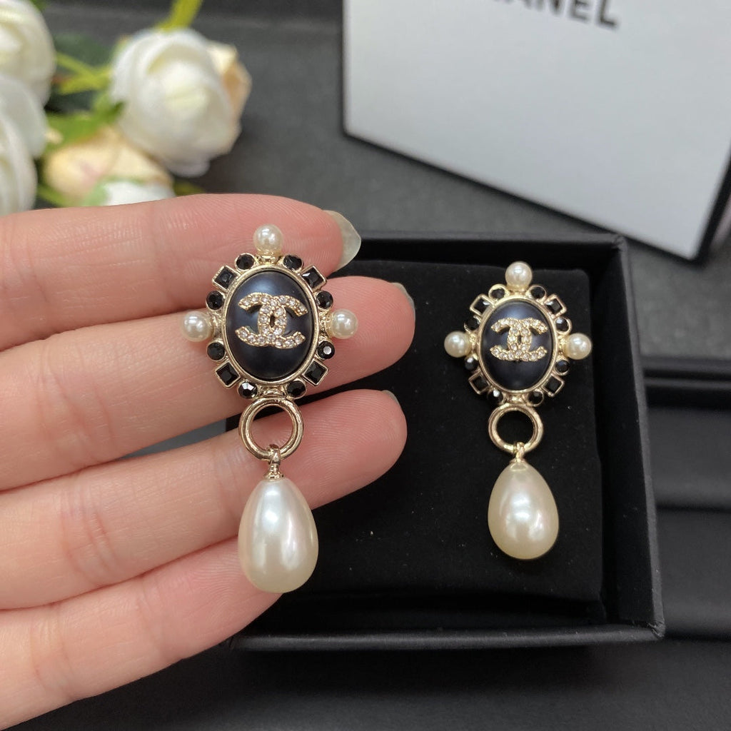 Chanel Pearl Pendant 18K Gold Earrings product image 3, provided for visual reference and product detail review