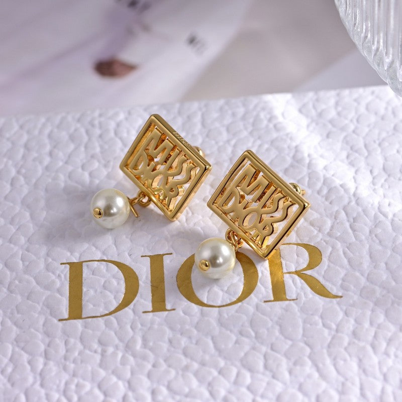 Dior Tribales Miss 18K Gold Earrings product image 3, provided for visual reference and product detail review