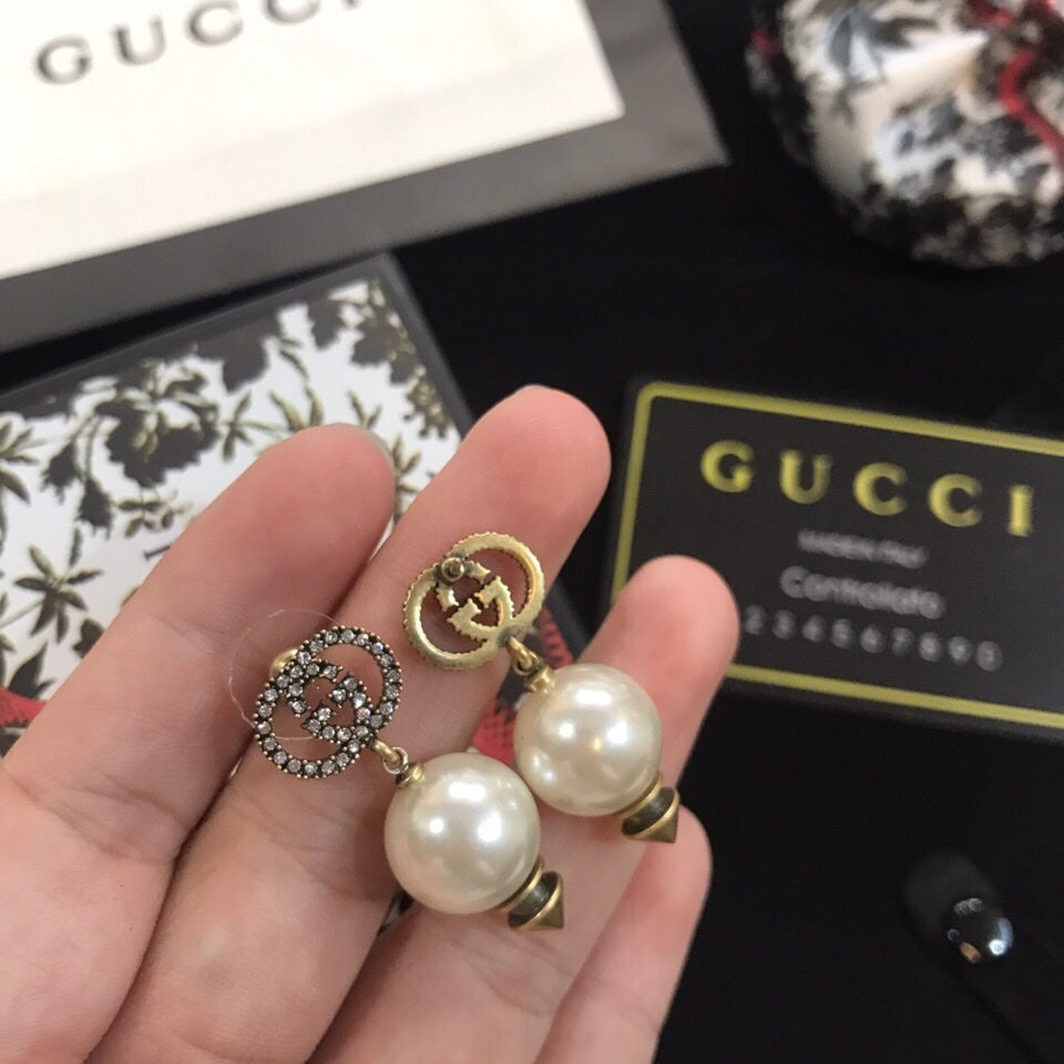 Gucci Double Pearl Pendant 18K Gold Earrings product image 9, provided for visual reference and product detail review