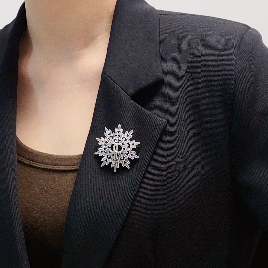 Chanel Snow Flower 18K Gold Brooch product image 5, provided for visual reference and product detail review