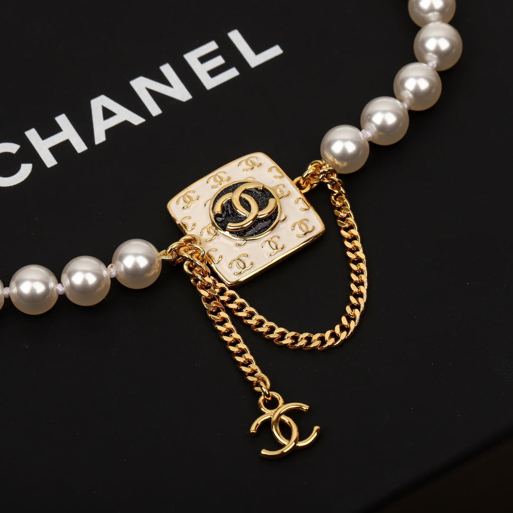 Chanel Pearls Choker 18K Gold Necklace product image 3, provided for visual reference and product detail review