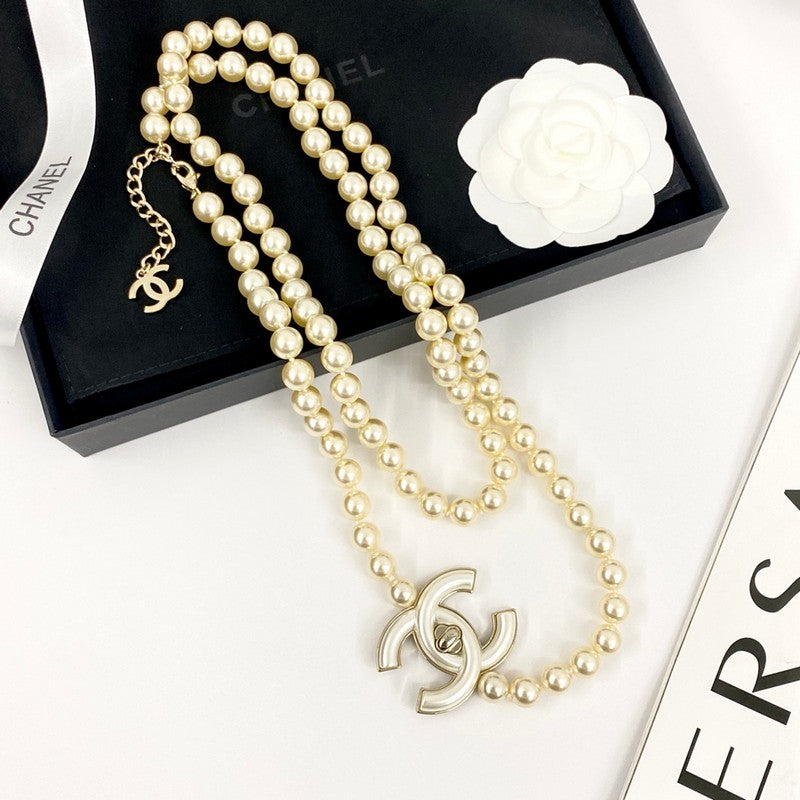 Chanel Pearl Chain 18K Gold Necklace product image 3, provided for visual reference and product detail review
