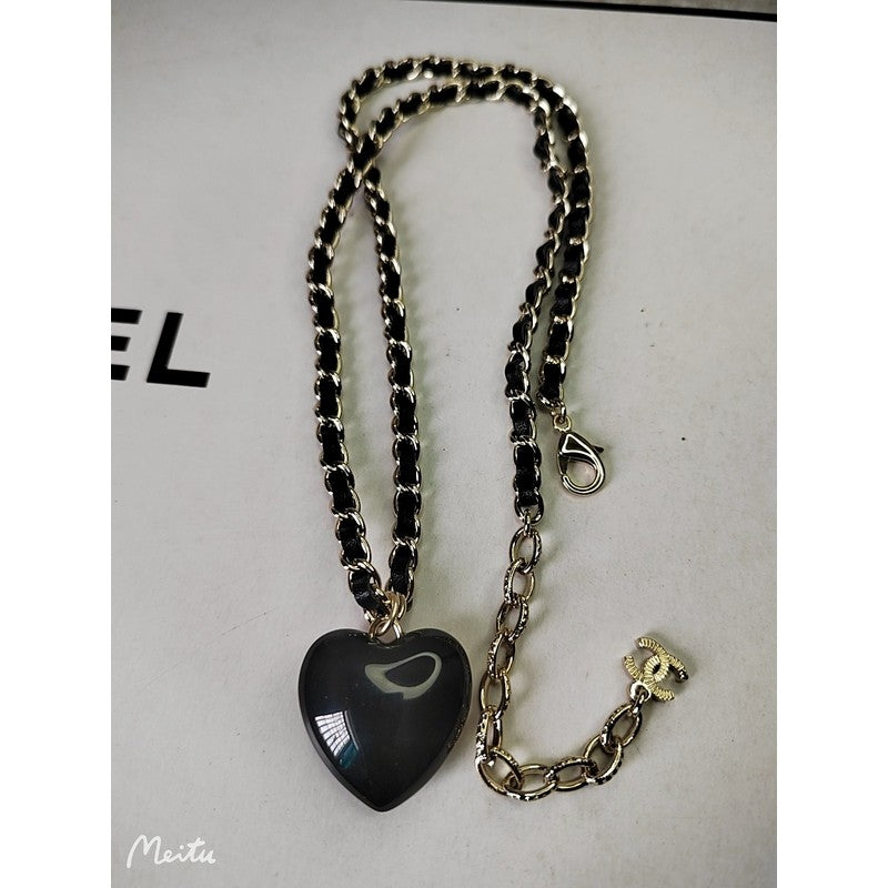 Chanel Heart Pendant 18K Gold Necklace product image 4, provided for visual reference and product detail review