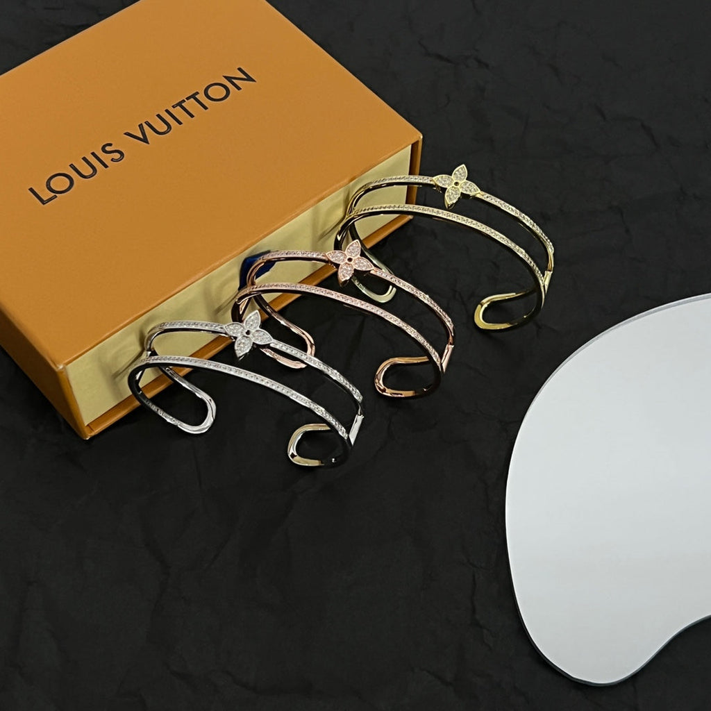 Louis Vuitton Idylle Blossom Two-Row 18K Gold Bracelet product image 7, provided for visual reference and product detail