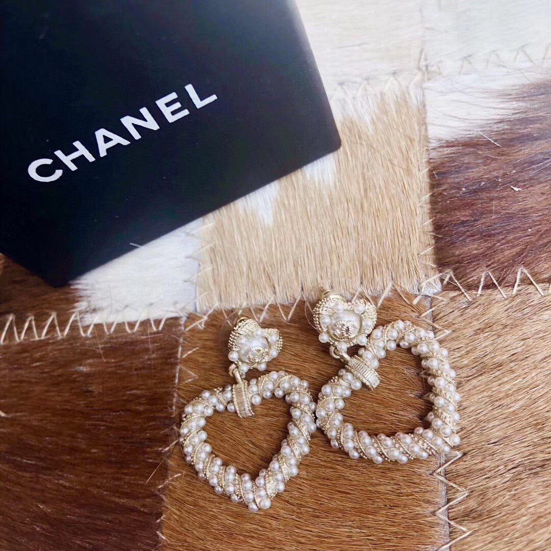 Chanel Heart Pendant 18K Gold Earrings product image 3, provided for visual reference and product detail review