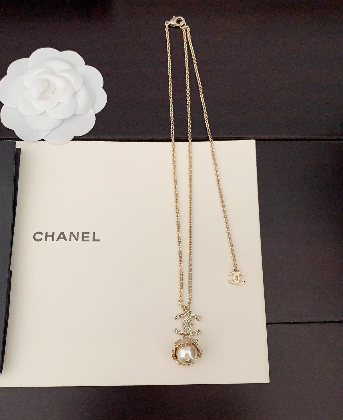 Chanel Pearls Flower 18K Gold Necklace product image 2, provided for visual reference and product detail review