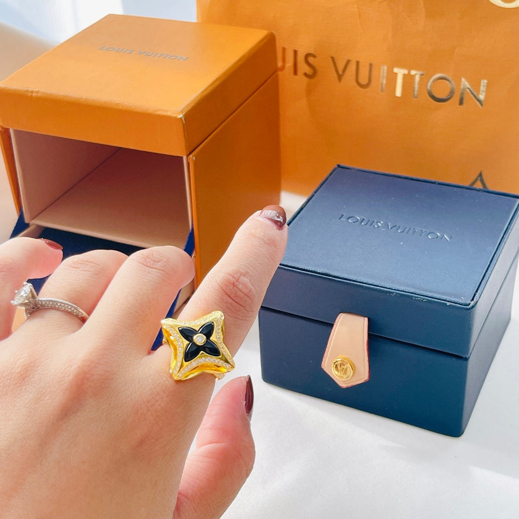 Louis Vuitton Ever Blossom 18K Gold Ring product image 8, provided for visual reference and product detail review