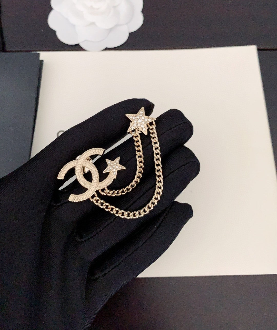 Chanel Heart Star Chain 18K Gold Brooch product image 3, provided for visual reference and product detail review