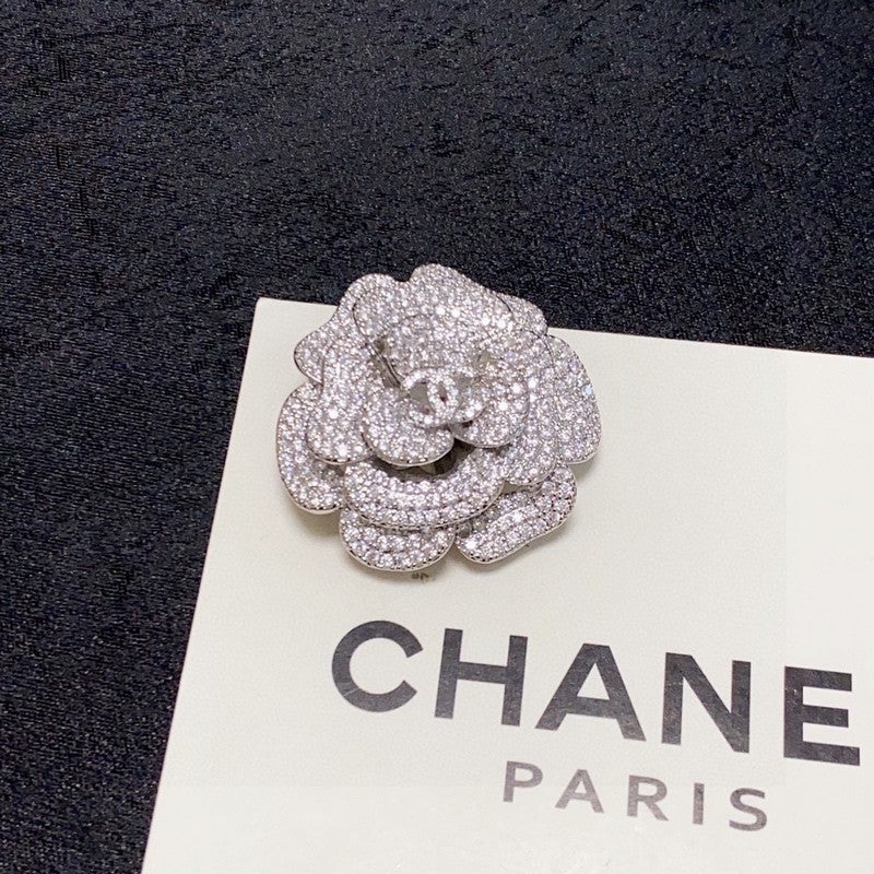Chanel Full Diamond Camellia 18K Gold Brooch product image 3, provided for visual reference and product detail review