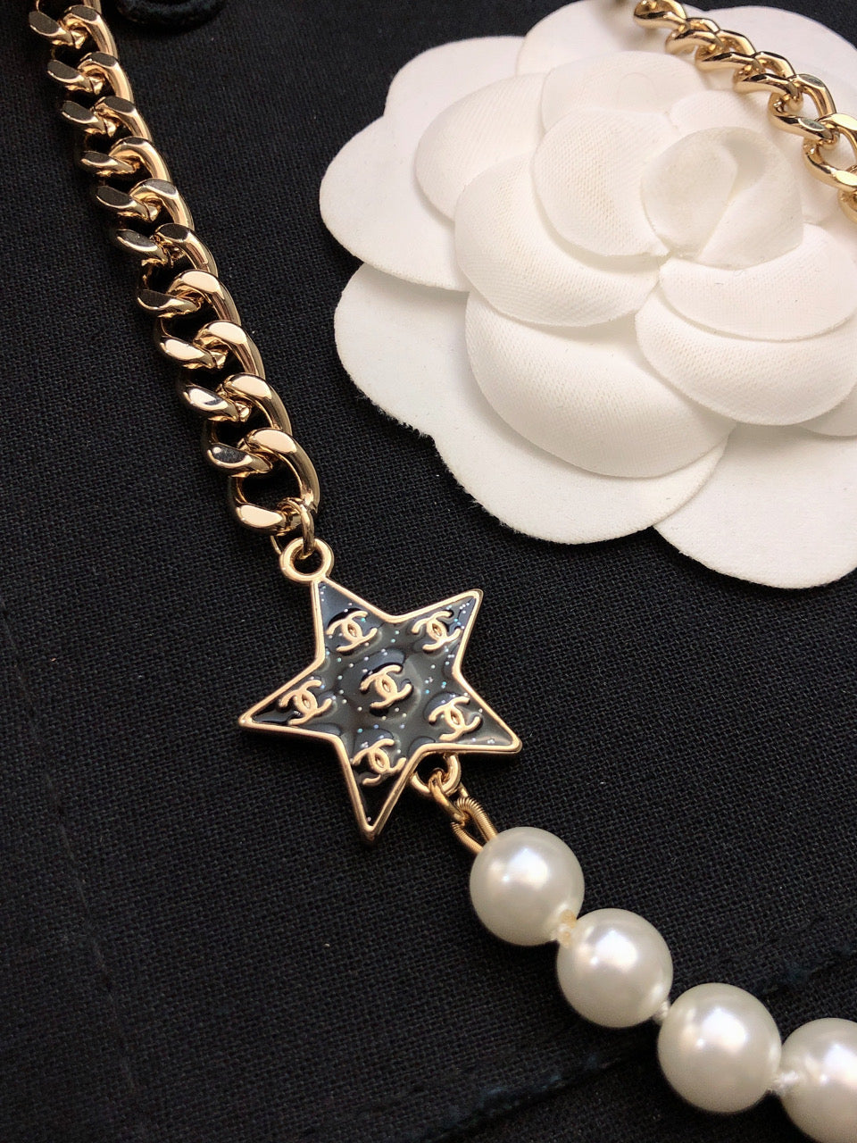 Chanel Star Pearls 18K Gold Necklace product image 4, provided for visual reference and product detail review