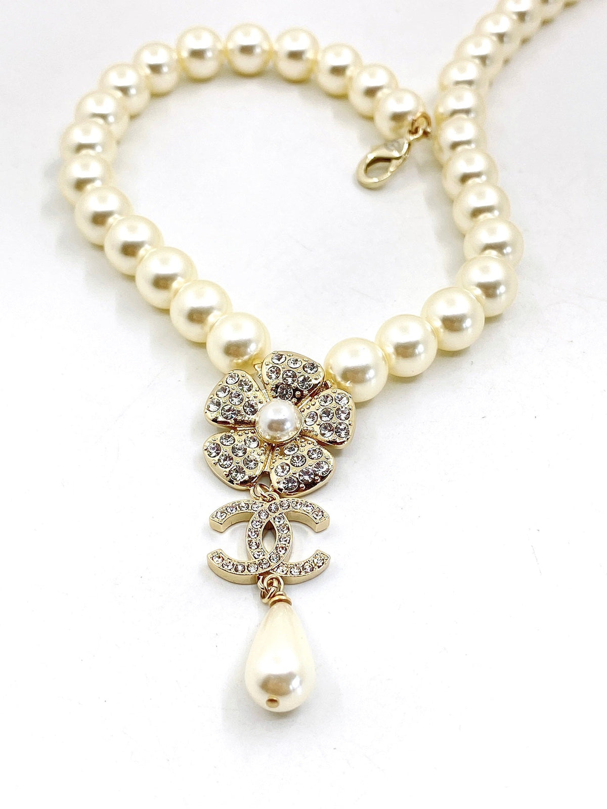 Chanel Pearls Chain Choker 18K Gold Necklace product image 3, provided for visual reference and product detail review