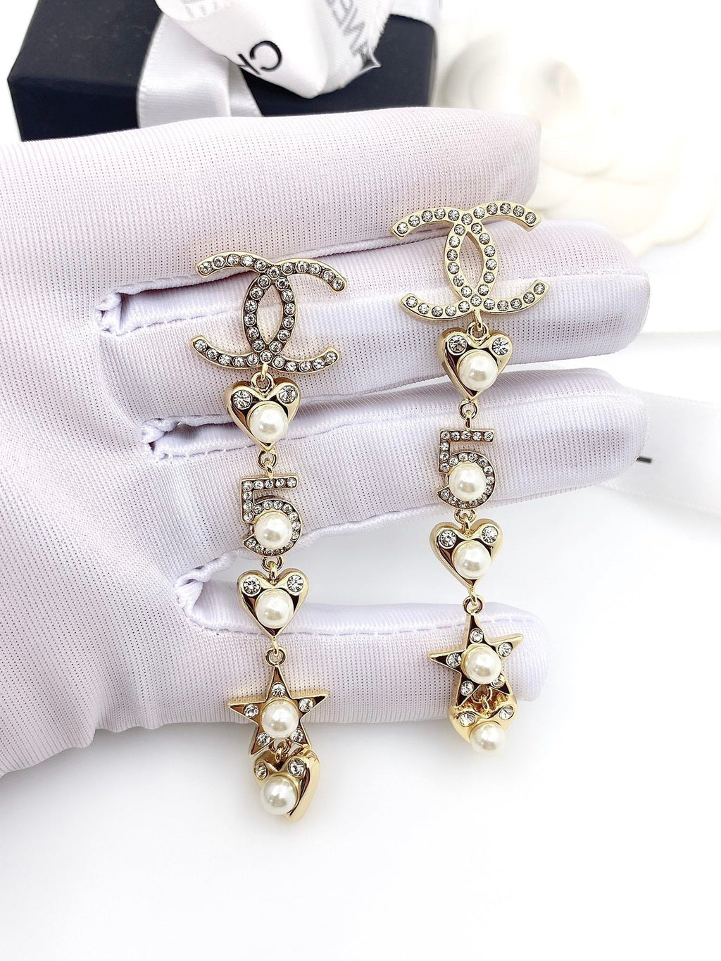 Chanel Pearl Heart 18K Gold Earrings product image 4, provided for visual reference and product detail review