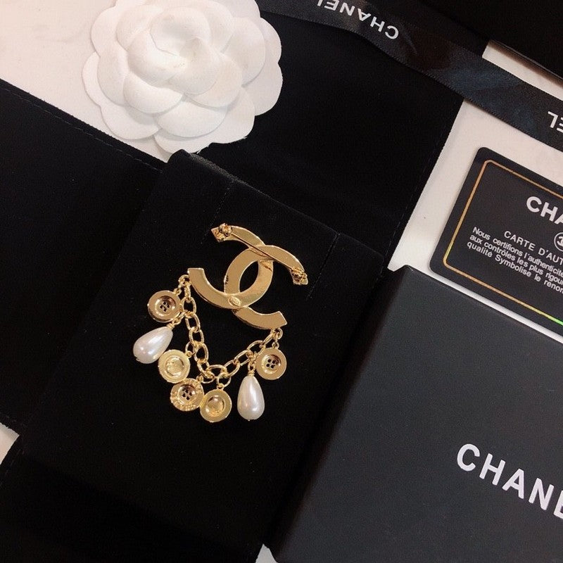 Chanel Pearl Pendant 18K Gold Brooch product image 6, provided for visual reference and product detail review