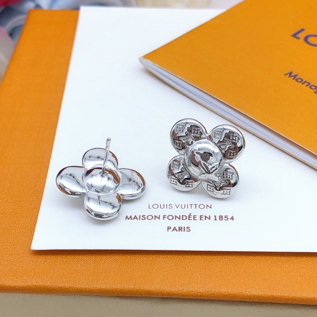 Louis Vuitton Vivienne 18K Gold Earrings product image 4, provided for visual reference and product detail review