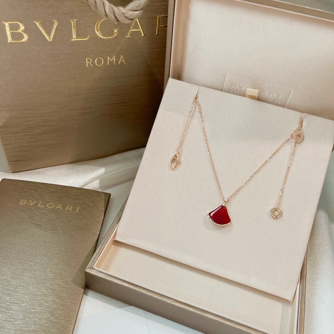 Bvlgari BVLGARI Dream Carnelian 18K Gold Necklace product image 9, provided for visual reference and product detail review