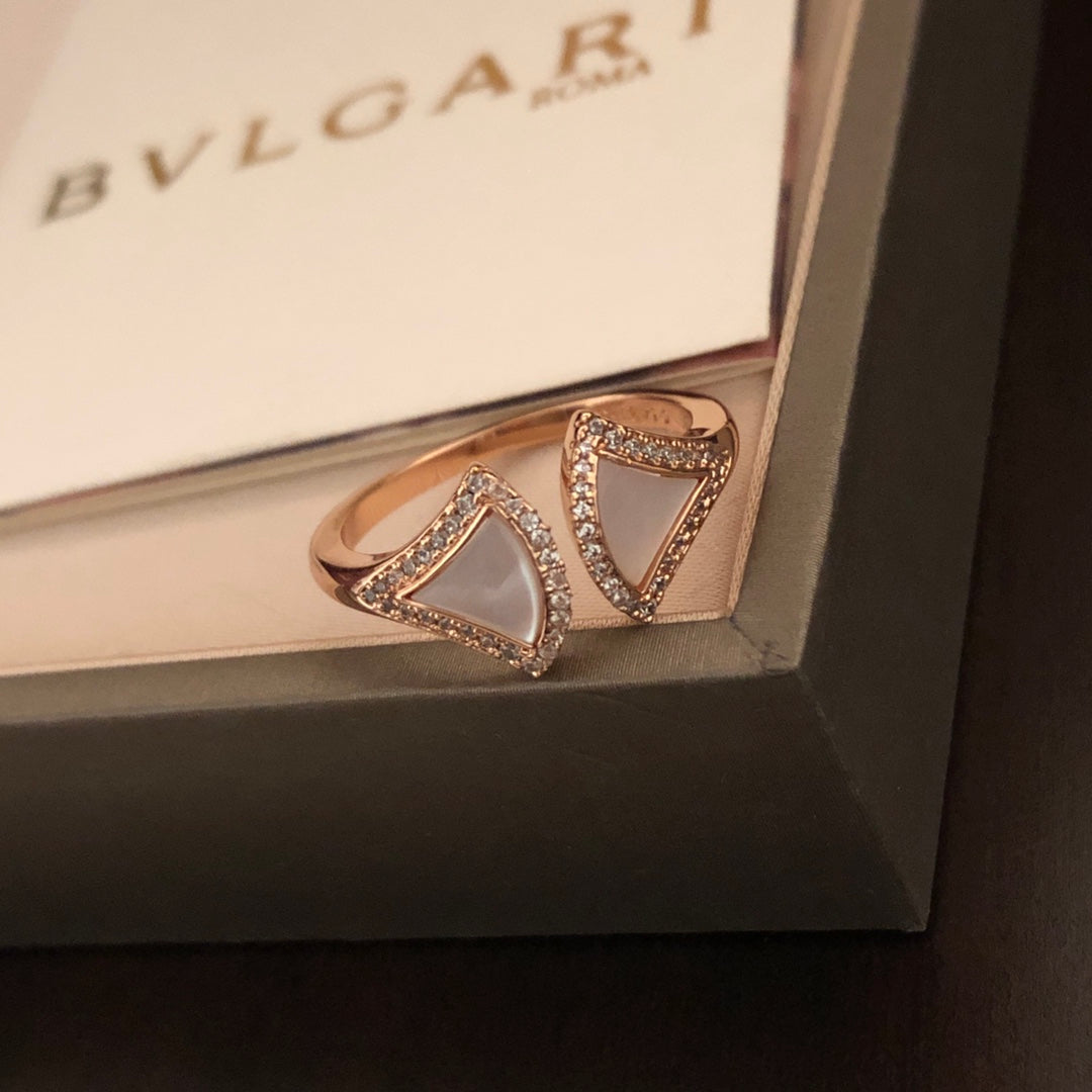 Bvlgari BVLGARI Dream Pearl 18K Gold Ring product image 9, provided for visual reference and product detail review