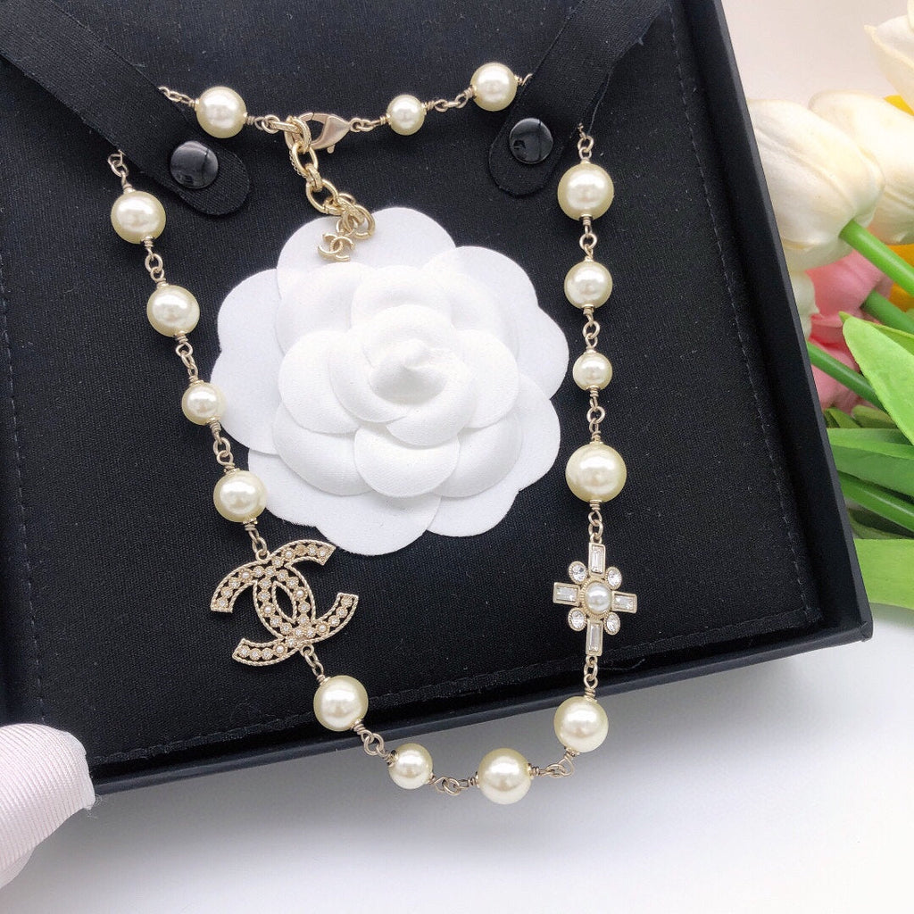 Chanel Flower Pearls Chain 18K Gold Necklace product image 4, provided for visual reference and product detail review