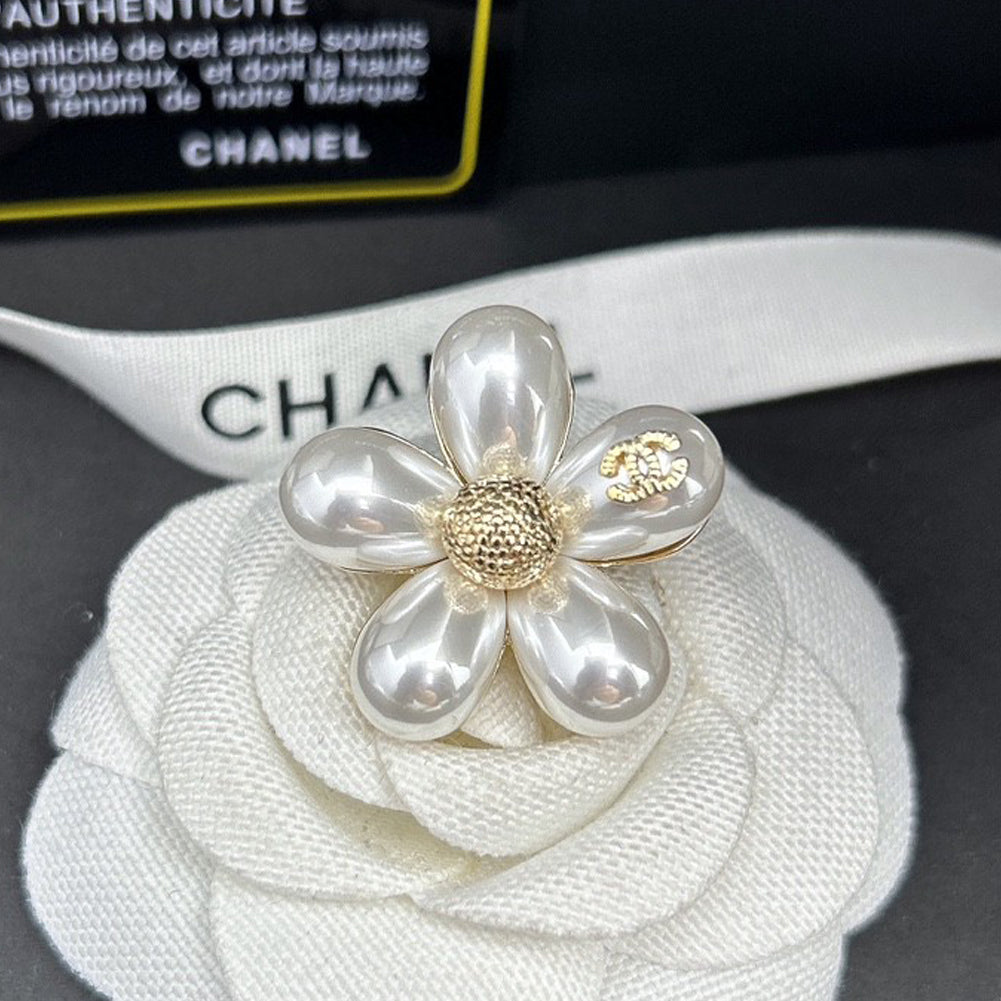 Chanel Pearls 18K Gold Brooch product image 1, provided for visual reference and product detail review