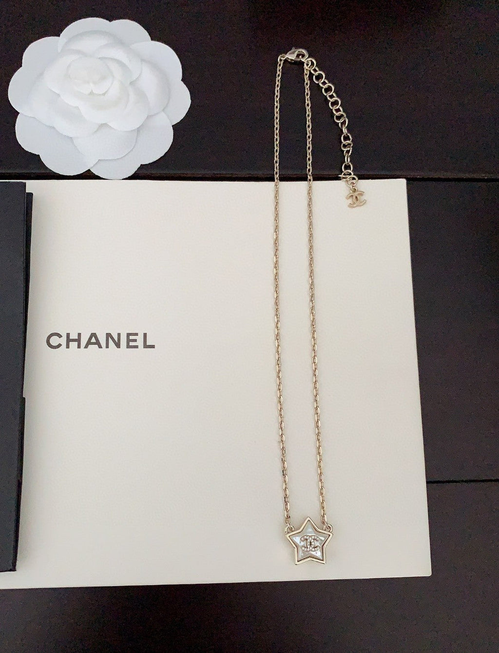 Chanel Star Pearl 18K Gold Necklace product image 3, provided for visual reference and product detail review