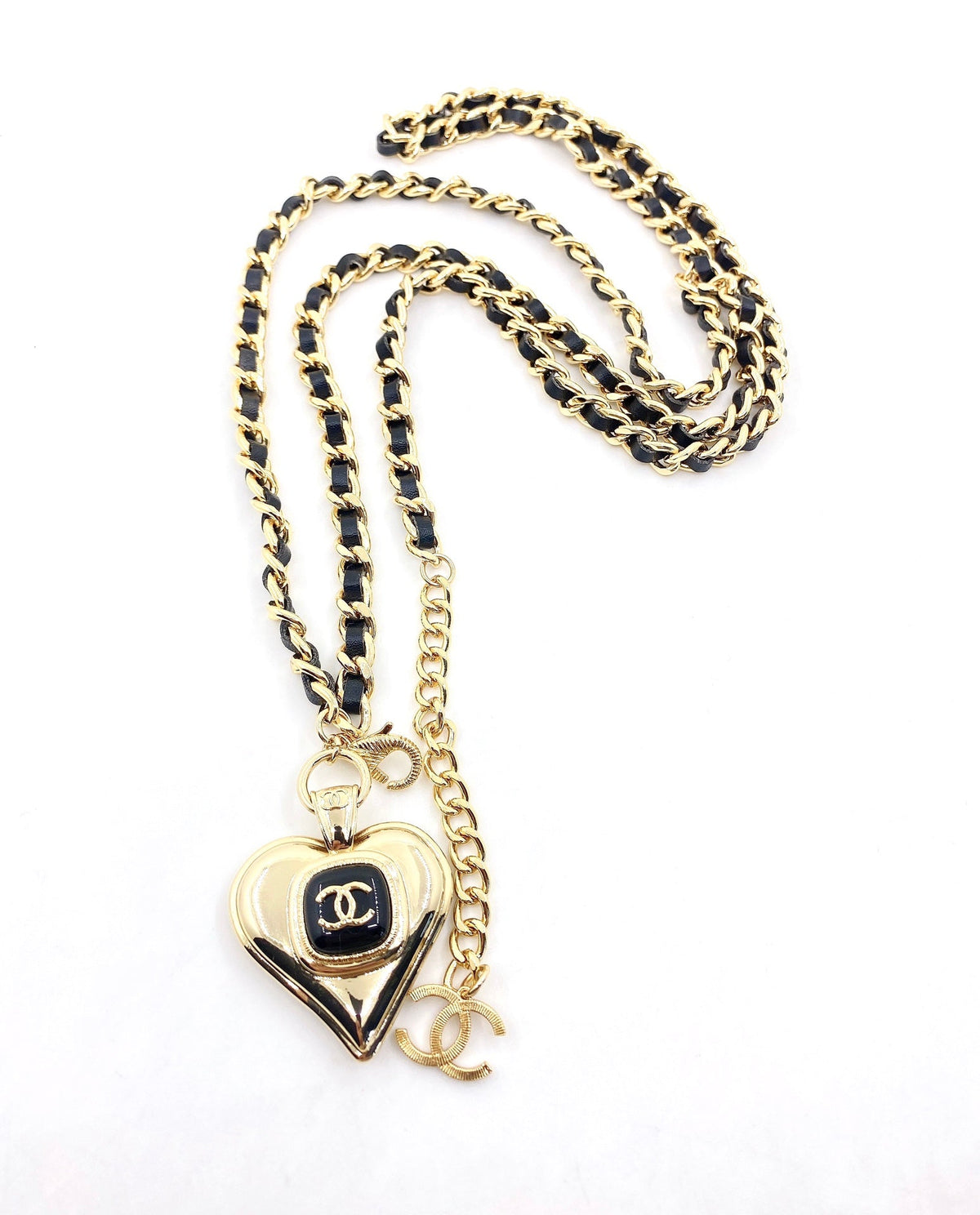 Chanel Heart Pendant 18K Gold Necklace product image 8, provided for visual reference and product detail review