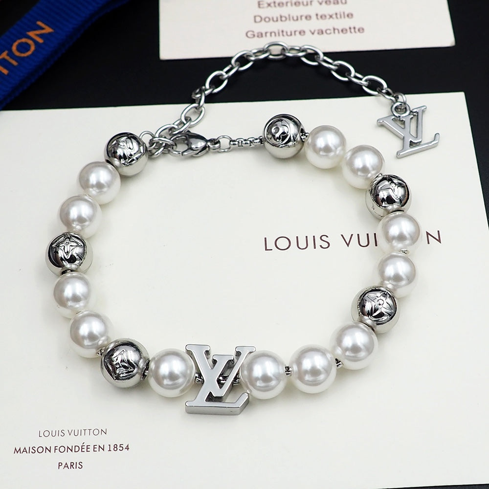 Louis Vuitton Monogram White Pearls 18K Gold Bracelet product image 6, provided for visual reference and product detail