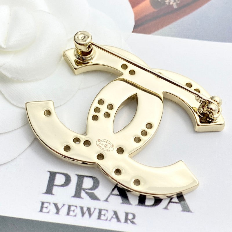 Chanel 24A Diamond Gold 18K Gold Brooch product image 3, provided for visual reference and product detail review