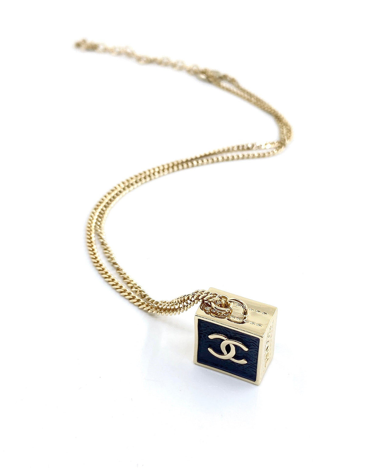 Chanel Square Pendant 18K Gold Necklace product image 3, provided for visual reference and product detail review