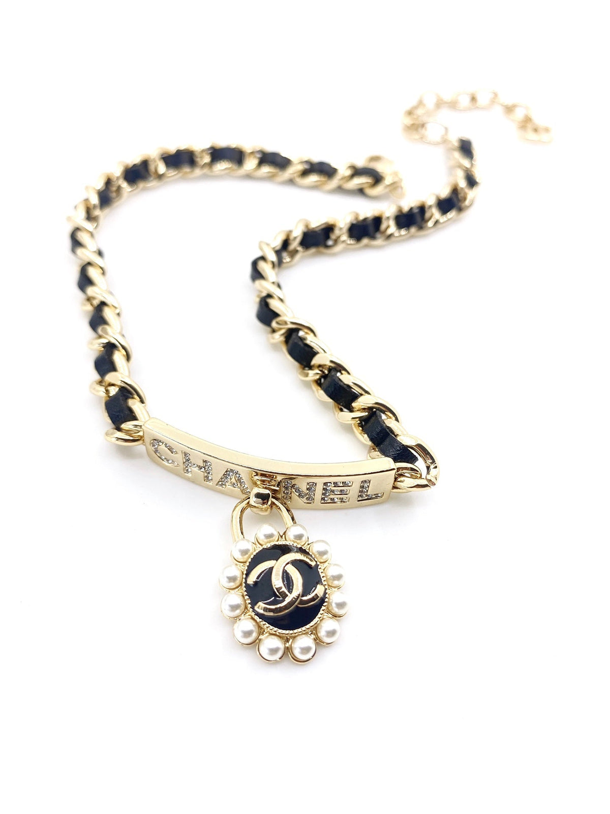 Chanel Pearls Choker 18K Gold Necklace product image 4, provided for visual reference and product detail review