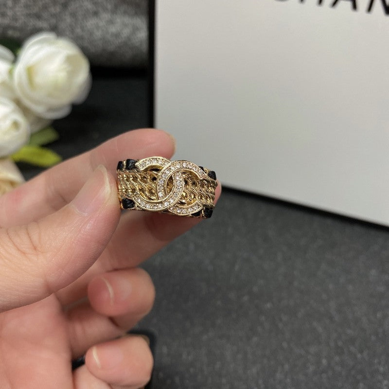 Chanel Strass Diamond 18K Gold Ring product image 3, provided for visual reference and product detail review