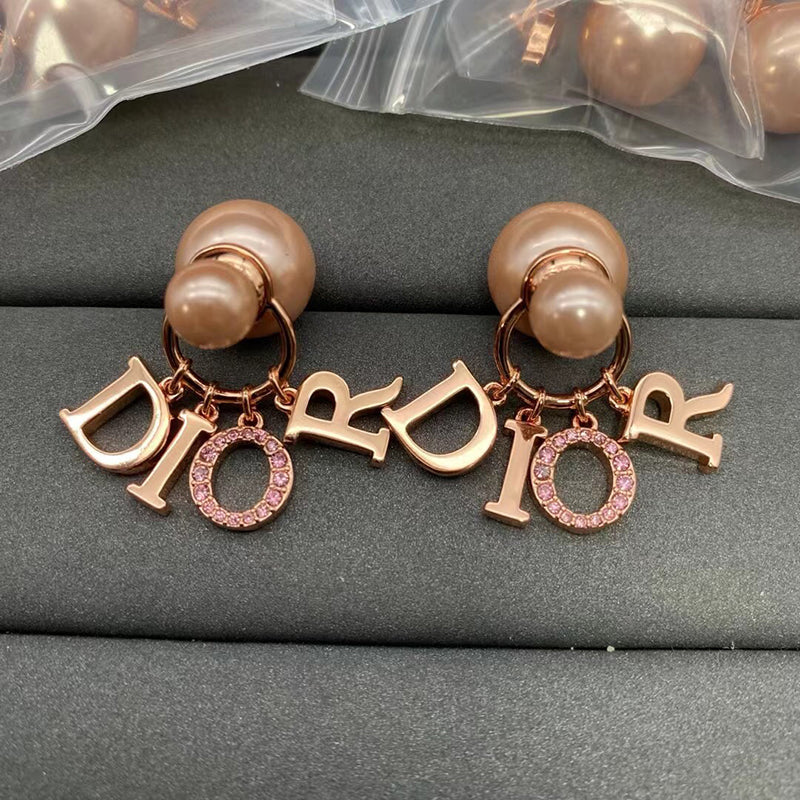 Dior Tribales Pearl 18K Gold Earrings product image 3, provided for visual reference and product detail review