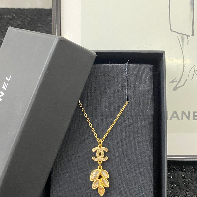 Chanel Flower Crystal 18K Gold Necklace product image 4, provided for visual reference and product detail review